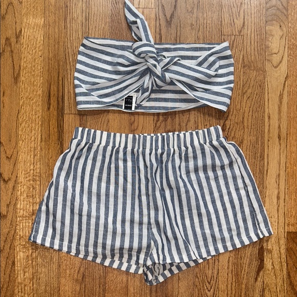 Soleia Striped Two-Piece Knot Front Cropped Top Bandeau and Shorts Large NEW - Picture 4 of 8